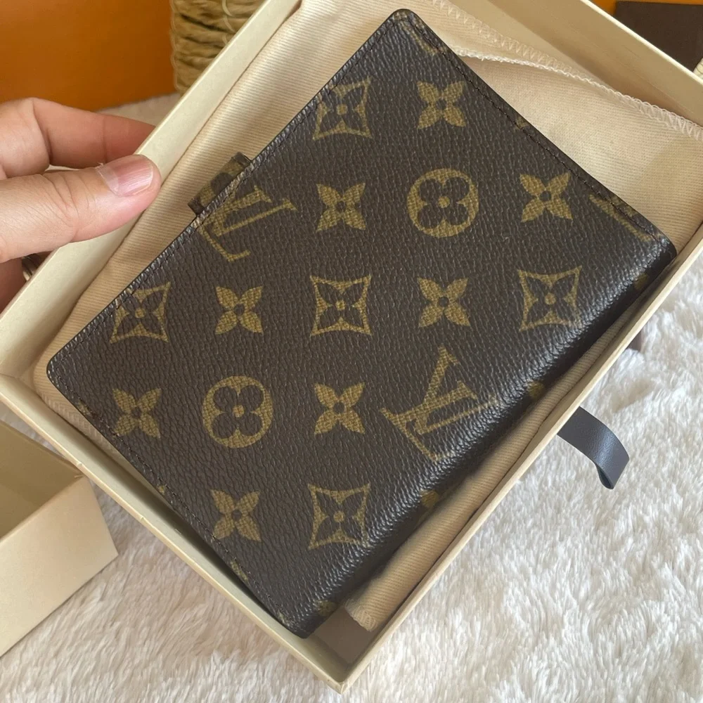 Louis Vuitton agenda pm size🤎🤎🤎🤎💜💜💜